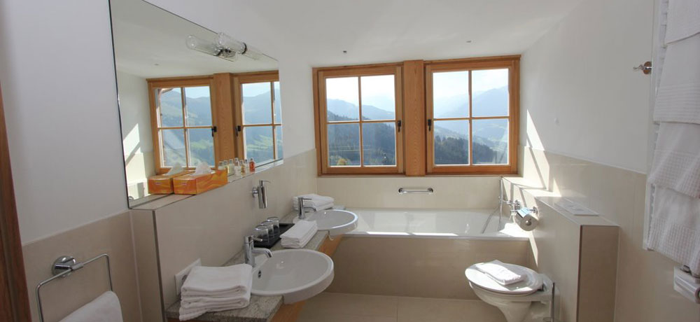 Panorama Apartment: Bathroom with a panoramic view.